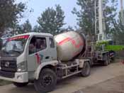 攪拌車和泵車在鄉(xiāng)村道路施工現場