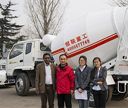 印度客戶(hù)來(lái)我廠(chǎng)考察自上料攪拌車(chē)，小型水泥攪拌車(chē)等產(chǎn)品