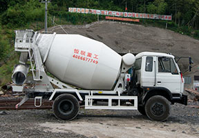 浙江引水隧道用隧道專(zhuān)用小型攪拌車(chē)施工。