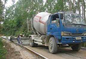 廣西貴港農(nóng)用車(chē)改裝小型攪拌車(chē)鄉(xiāng)村公路工程。
